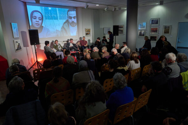 Diskussion zu Perspektiven in Palaestina.Die Tageszeitung „junge Welt“ veranstaltete am Dienstag den 16. Dezember 2025 in der Berliner Maigalerie eine Panel-Diskussion zu den Perspektiven in Gaza und Palaestina.An dem Panel nahmen teil: Kim Aimee Armann, Moderation, unabhaengige Journalistin und Filmregisseurin (1vr,); Michael Barenboim, Moderation, Musikprofessor, Musiker und Aktivist (1.vl.); Nick Brauns, Chefredakteur junge Welt (2,vr.); Dr. Ralf Stegner (SPD), Bundestagsabgeordneter (3.vr.); Lea Reisner (Die Linke), Bundestagsabgeordnete (2.vl.); Samia, Journalistin aus Gaza im Aegyptischen Exil (Leinwand 1.vl.); Loay, Journalist aus Gaza im Aegyptischen Exil (Leinwand 1.vr.).16.12.2025, BerlinCopyright: Christian-Ditsch.de