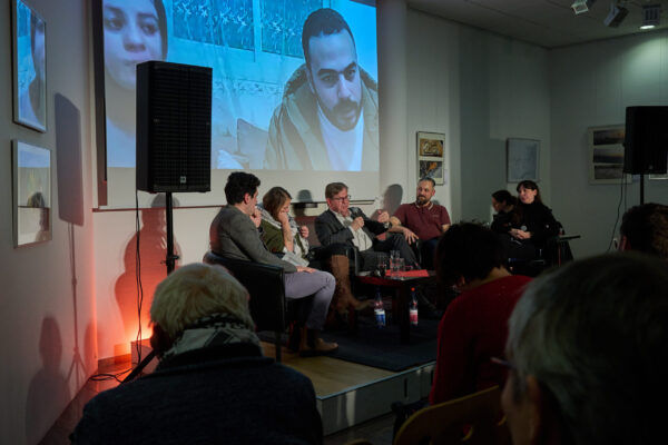 Diskussion zu Perspektiven in Palaestina.
Die Tageszeitung „junge Welt“ veranstaltete am Dienstag den 16. Dezember 2025 in der Berliner Maigalerie eine Panel-Diskussion zu den Perspektiven in Gaza und Palaestina.
An dem Panel nahmen teil: Kim Aimee Armann, Moderation, unabhaengige Journalistin und Filmregisseurin (1vr,); Michael Barenboim, Moderation, Musikprofessor, Musiker und Aktivist (1.vl.); Nick Brauns, Chefredakteur junge Welt (2,vr.); Dr. Ralf Stegner (SPD), Bundestagsabgeordneter (3.vr.); Lea Reisner (Die Linke), Bundestagsabgeordnete (2.vl.); Samia, Journalistin aus Gaza im Aegyptischen Exil (Leinwand 1.vl.); Loay, Journalist aus Gaza im Aegyptischen Exil (Leinwand 1.vr.).
16.12.2025, Berlin
Copyright: Christian-Ditsch.de