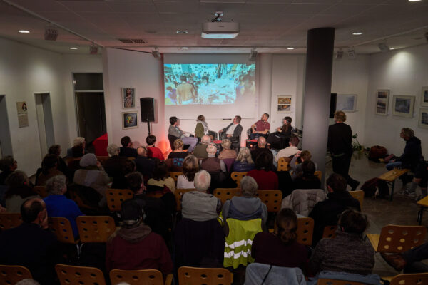 Diskussion zu Perspektiven in Palaestina.
Die Tageszeitung „junge Welt“ veranstaltete am Dienstag den 16. Dezember 2025 in der Berliner Maigalerie eine Panel-Diskussion zu den Perspektiven in Gaza und Palaestina.
An dem Panel nahmen teil: Kim Aimee Armann, Moderation, unabhaengige Journalistin und Filmregisseurin (1vr,); Michael Barenboim, Moderation, Musikprofessor, Musiker und Aktivist (1.vl.); Nick Brauns, Chefredakteur junge Welt (2,vr.); Dr. Ralf Stegner (SPD), Bundestagsabgeordneter (3.vr.); Lea Reisner (Die Linke), Bundestagsabgeordnete (2.vl.); Samia, Journalistin aus Gaza im Aegyptischen Exil; Loay, Journalist aus Gaza im Aegyptischen Exil.
16.12.2025, Berlin
Copyright: Christian-Ditsch.de